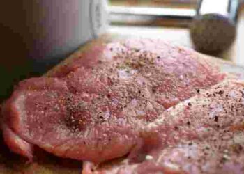 «Чим сильніше, тим краще» не працює: як правильно відбивати мʼясо на биточки