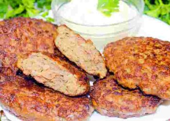 Печінкові котлети розвалюються прямо на сковороді: як врятувати страву