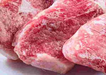 Потрібно всього 10 хвилин: як швидко розморозити м’ясо