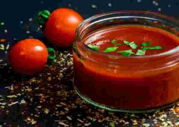 Вам треба цей лайфхак: як зберігати томатну пасту в холодильнику, щоб вона не зацвіла