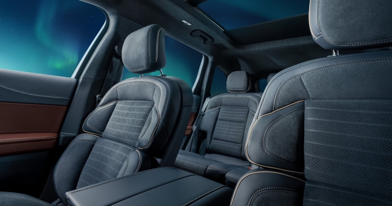 Lincoln додав північне сяйво в інтер'єр позашляховика Nautilus