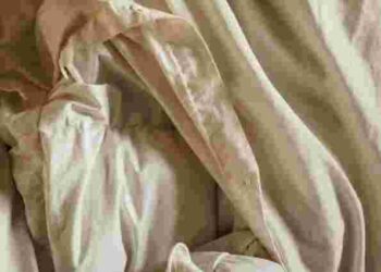 Прихована загроза: чи справді треба прати постільну білизну одразу після покупки