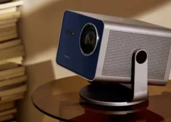 Leica представила Cine Play 1 Plus — преміальний 4K-проектор із зображенням до 300 дюймів і підтримкою HDR10+