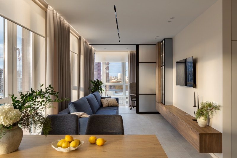 Затишок і функціональність: як вдало задекорувати панорамні вікна