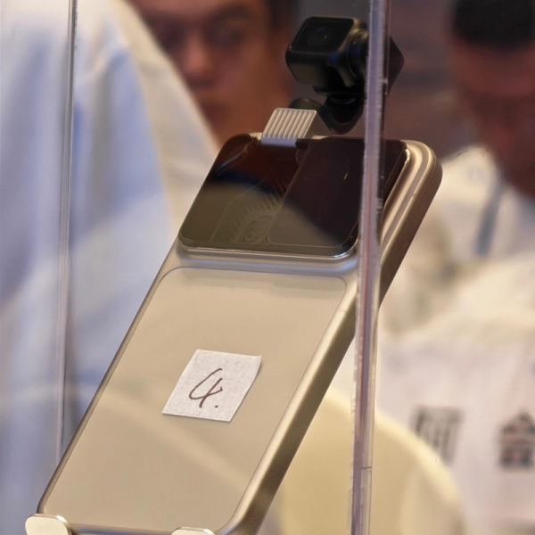 Він існує! Honor наживо показала концептуальний смартфон з роботизованою камерою