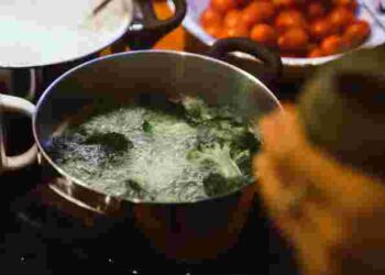 Під кришкою чи без: як все ж таки краще варити суп для ідеального смаку