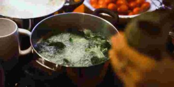 Під кришкою чи без: як все ж таки краще варити суп для ідеального смаку