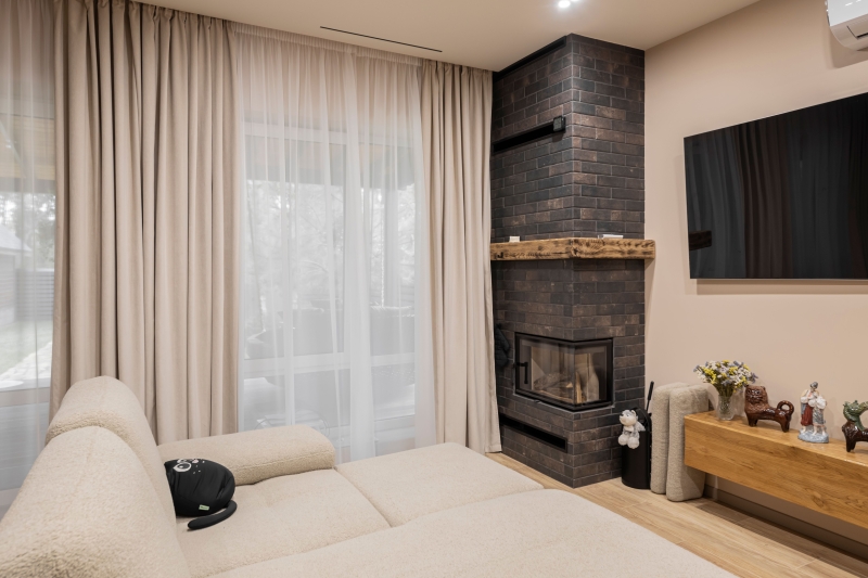 Затишок і функціональність: як вдало задекорувати панорамні вікна