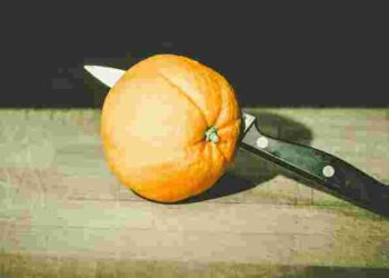 Вода, духовка, мікрохвильовка: як легко почистити гарбуз від шкірки