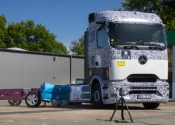 Акумуляторна батарея Mercedes-Benz eActros 600 витримала сильний бічний удар під час краш-тесту