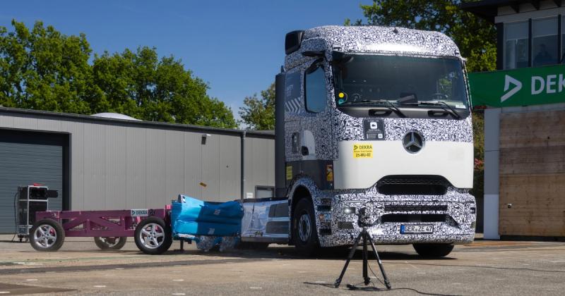 Акумуляторна батарея Mercedes-Benz eActros 600 витримала сильний бічний удар під час краш-тесту