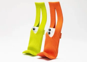 Сміялись, але купували: всього за один день Apple розпродала незвичайний аксесуар iPhone Pocket