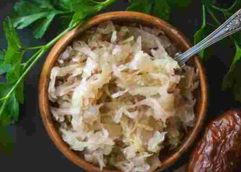 Є 4 обовʼязкові правила: як приготувати квашену капусту, щоб вона не перекисла