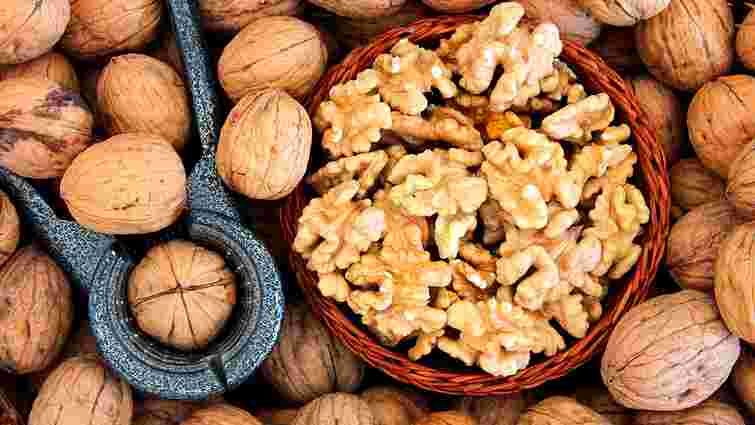 Цей простий лайфхак зекономить вам час і нерви: як швидко почистити горіхи