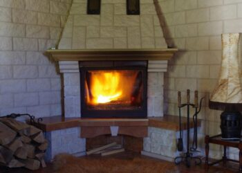 Цей засіб потрібно змішати з водою і вимити ним камін: сажа “відлетить” моментально