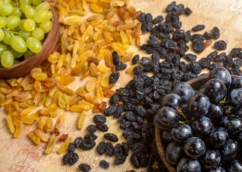 Чем обрабатывают изюм, который вы видите на прилавке: это не обычный виноград (ВИДЕО)