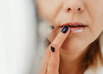 Чому ваші бальзам і крем сушать губи й руки — і як обрати ті, що врятують