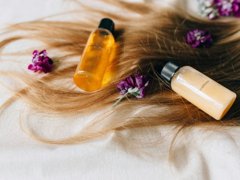 Чому волосся «не звикає» до шампуню і коли справді варто міняти засіб для миття голови