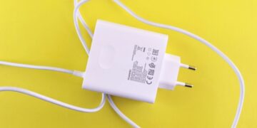 Правильна зарядка смартфона — що треба знати про адаптер