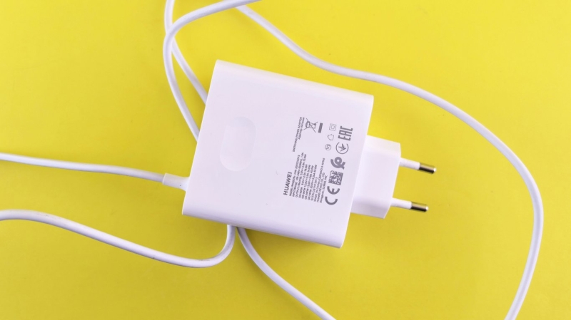 Правильна зарядка смартфона — що треба знати про адаптер