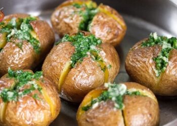 Два надреза – и обычный картофель станет звездой праздничного стола: не пюре и не ломтики (РЕЦЕПТ)