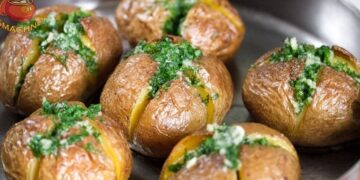 Два надреза – и обычный картофель станет звездой праздничного стола: не пюре и не ломтики (РЕЦЕПТ)