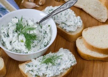 Эта намазка – хит из 90-х: с ней можно наесться очень вкусно и быстро (РЕЦЕПТ)