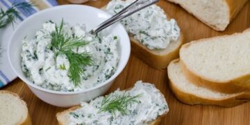 Эта намазка – хит из 90-х: с ней можно наесться очень вкусно и быстро (РЕЦЕПТ)