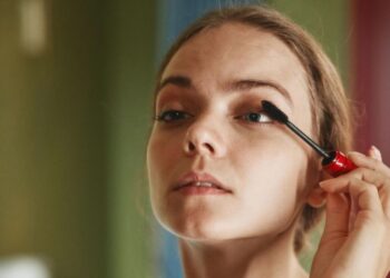 Густі, довгі, без грудочок: 8 перевірених трюків для ідеальних вій