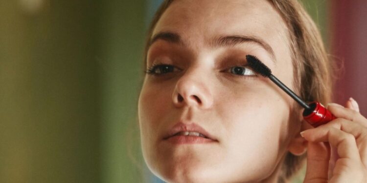 Густі, довгі, без грудочок: 8 перевірених трюків для ідеальних вій