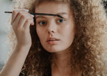 Як повернути бровам густоту після «ниточок»: поради, терпіння і трохи чарівної олії