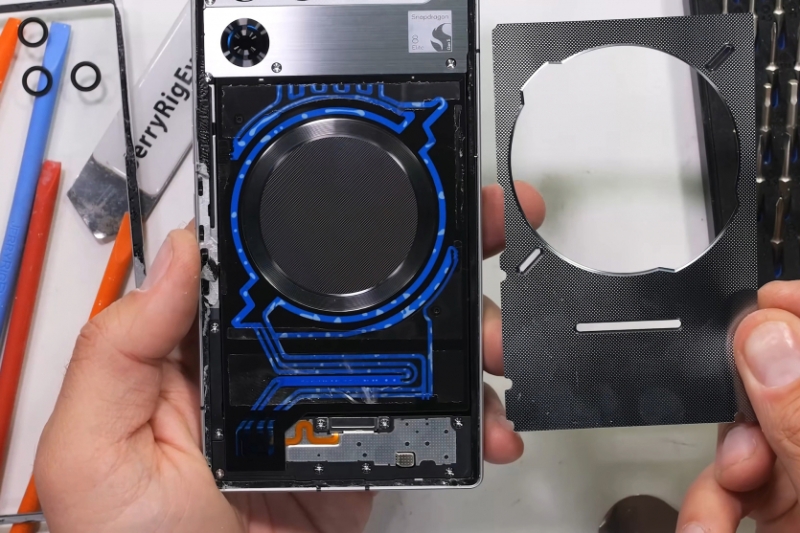 JerryRigEverything розібрав RedMagic 11 Pro: “Як іншопланетна технологія. Apple зрадіє, коли винайде таке років через 10"