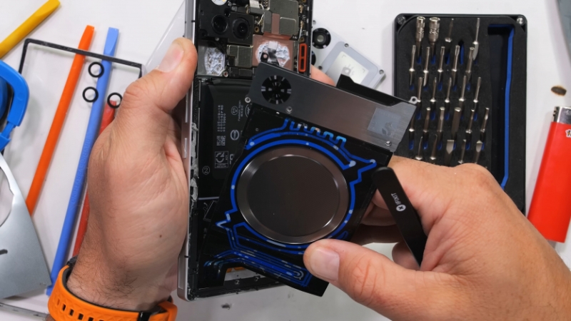 JerryRigEverything розібрав RedMagic 11 Pro: “Як іншопланетна технологія. Apple зрадіє, коли винайде таке років через 10"