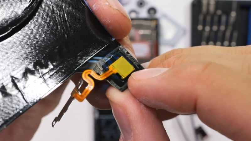 JerryRigEverything розібрав RedMagic 11 Pro: “Як іншопланетна технологія. Apple зрадіє, коли винайде таке років через 10"