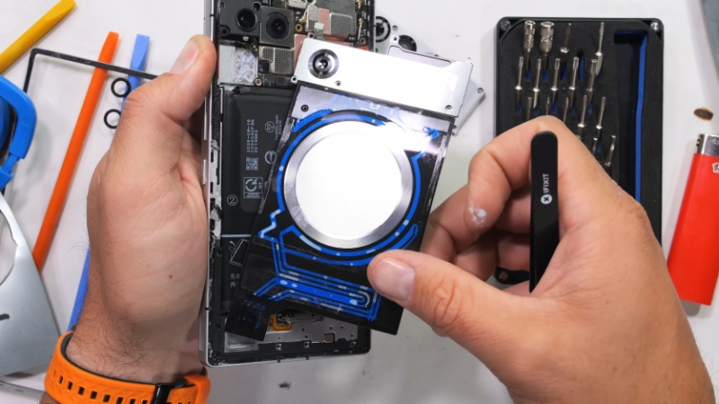 JerryRigEverything розібрав RedMagic 11 Pro: “Як іншопланетна технологія. Apple зрадіє, коли винайде таке років через 10"