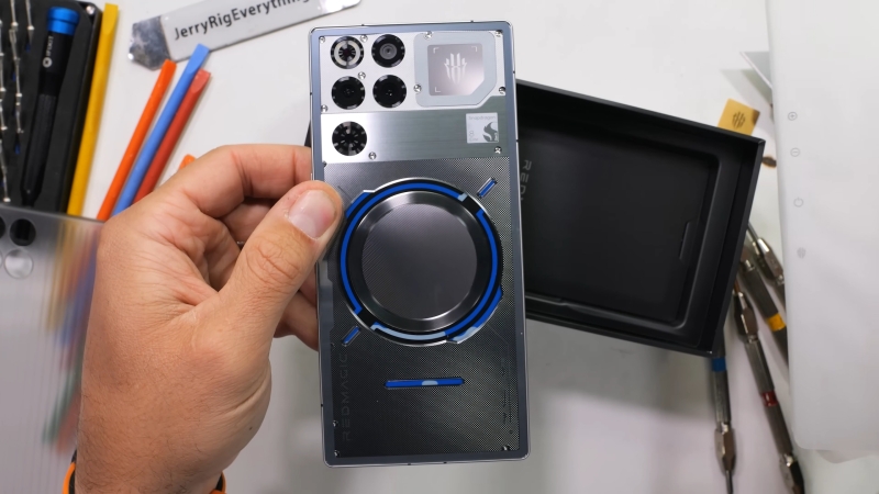 JerryRigEverything розібрав RedMagic 11 Pro: “Як іншопланетна технологія. Apple зрадіє, коли винайде таке років через 10"