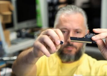 Ютубер, якому NVIDIA компенсувала RTX 5090 FE, взявся за RTX Pro 6000 — відеокарта за $10 000 ламається під власною вагою під час транспортування