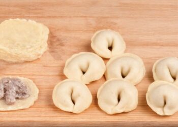 Как лепить пельмени без вырезания кружочков: самый быстрый способ