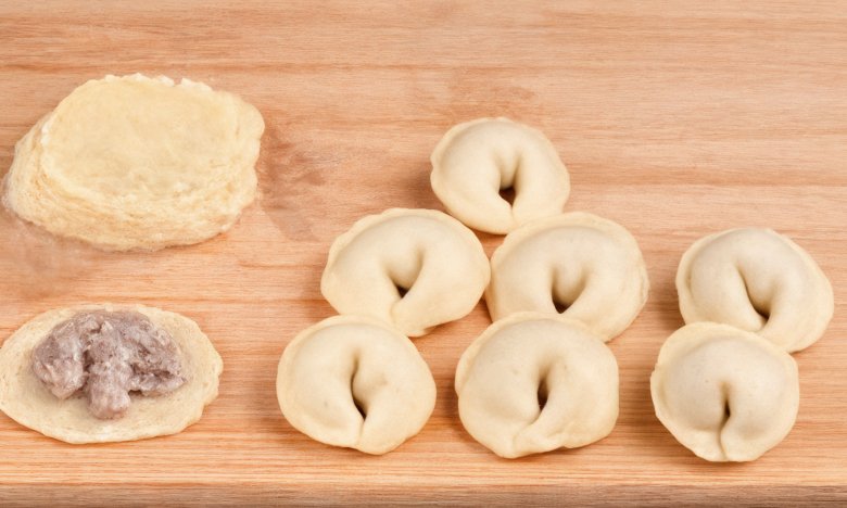 Как лепить пельмени без вырезания кружочков: самый быстрый способ