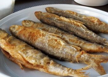 Как нажарить гору мойвы без рыбной вони: просто поставьте это на плиту