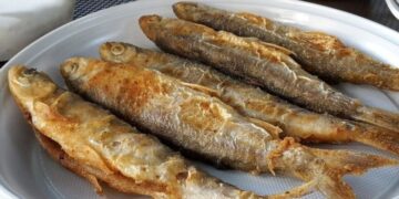 Как нажарить гору мойвы без рыбной вони: просто поставьте это на плиту