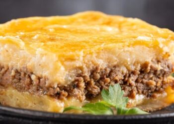 Картофельный “лежень”: ленивое украинское блюдо, которым наестся вся семья (ВИДЕО)