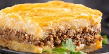 Картофельный “лежень”: ленивое украинское блюдо, которым наестся вся семья (ВИДЕО)