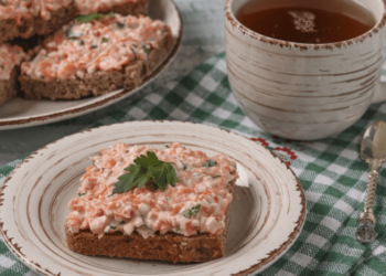 Кладем крабовые палочки на хлеб и отправляем в духовку: все будут в восторге от таких бутербродов (ВИДЕО)