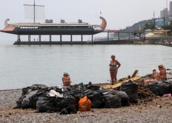 Курорт для бідних росіян та окупантів: місцеві жителі обурені відпочинком в Криму