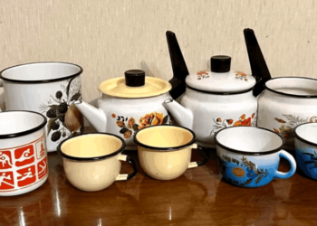 Миски, чашки и кастрюли: почему на самом деле в СССР делали посуду с черными ободками (ВИДЕО)