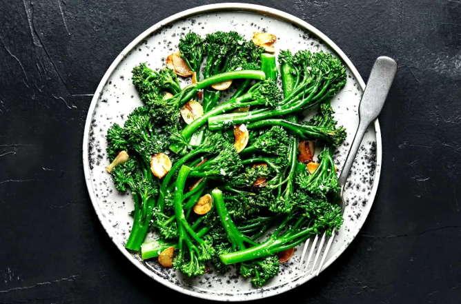 "Младший брат" брокколи: что такое брокколини и в чем его особенности (ВИДЕО)