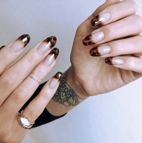 Наймодніший манікюр сезону — «черепаховий»