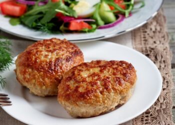 Не молоко и не вода: в чем замочить хлеб, чтобы котлеты были суперсочными