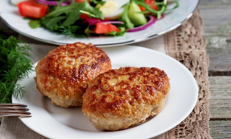 Не молоко и не вода: в чем замочить хлеб, чтобы котлеты были суперсочными